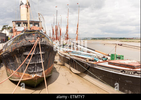 Dampf Schlepper Brent reparaturbedürftig festgemacht an der Rückstau Kai bei Ebbe zeigt Rumpf unten unterhalb der Wasserlinie Stockfoto