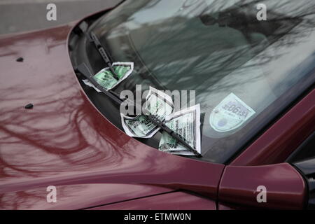 Strafe Parkscheine auf ein falsch geparktes Auto geparkt in Nord-London, UK Stockfoto