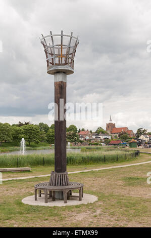 Maldon Feuer Leuchtfeuer sticht aus der grauen Skyline und Hang Blick auf The Hythe Quay und alte Kirche St Mary die Jungfrau Stockfoto