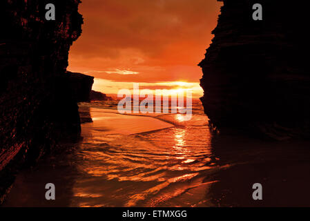 Spanien, Galicien: Malerische Sonnenuntergang zwischen Felsen am Strand Praia als Catedrais aufsuchen Stockfoto