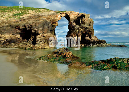 Spanien, Galicien: Rock-Bogen am Strand Praia als Catedrais aufsuchen Stockfoto