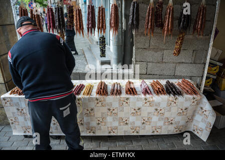 traditionelle wurstförmige georgischen Süßigkeit namens Churchkhela auf einem Ständer in Tiflis, der Hauptstadt Georgiens Stockfoto