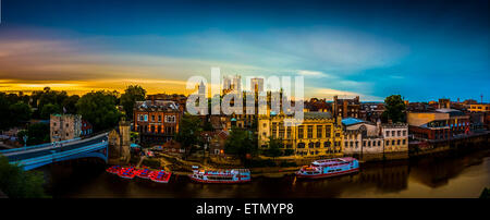 Panoramablick auf York Minster und River Ouse, York, UK, bei Sonnenuntergang. Stockfoto