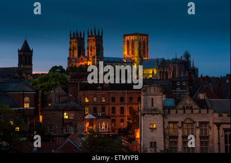 York Minster und Fluss Ouse, York, UK, bei Sonnenuntergang. Stockfoto