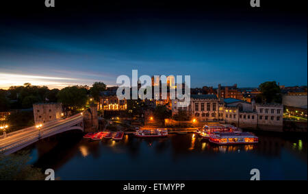 York Minster und Fluss Ouse, York, UK, bei Sonnenuntergang. Stockfoto