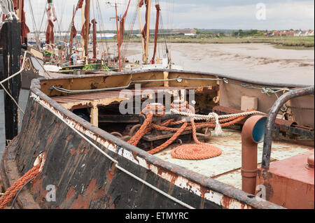 Dampf Schlepper Brent reparaturbedürftig festgemacht an der Rückstau Kai bei Ebbe zeigt orange gewickelte Seil und Segeln Lastkahn Masten Stockfoto