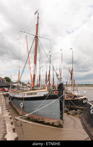 Festgemachten alten Segeln Lastkähne George Smeed am Hythe Quay am Sandstraenden unterstützt durch Schlick und Schlamm-sandige Betten des Flusses Chelmer Stockfoto