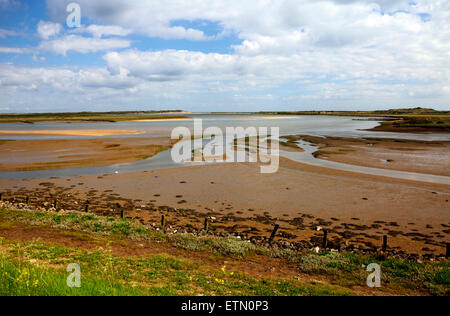 Ein Blick über Overy Bach bei niedrigem Wasserstand an der North Norfolk Küste Burnham Overy, Norfolk, England, Vereinigtes Königreich. Stockfoto