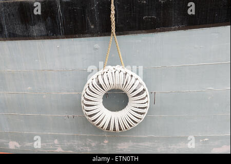 wie ein hängende Polo prägen das ordentlich hängenden Boot Fender schützt eine bemalte hölzerne Segeln Lastkahn Rumpf o Loch Runde gewickelt Zäune Stockfoto