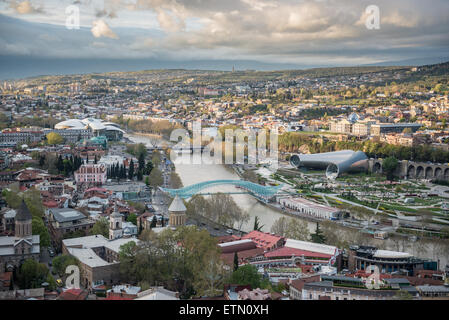 Tbilisi-Ansicht mit Brücke des Friedens und der Konzertsaal, gesehen vom Narikala Festung Hill in Tiflis, Georgien Stockfoto