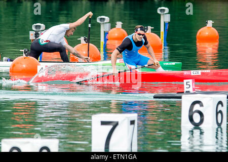 Mingetschewir, Aserbaidschan. 15. Juni 2015. Von links Attila Vajda von Ungarn und Martin Fuksa der Tschechischen Republik in C1 Herren Kanu einzelne 1000m-Finale der Kanu-Sprint bei den Baku 2015 europäischen spielen in Mingetschewir, Aserbaidschan, treten Sie 15. Juni 2015 an. Bildnachweis: David Tanecek/CTK Foto/Alamy Live-Nachrichten Stockfoto