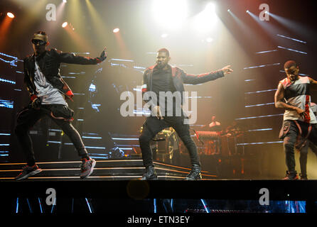 Usher, die live im Konzert, als er seiner UK-Tour in Nottingham auf Capital FM Arena Featuring öffnet: Usher wo: Nottingham, Vereinigtes Königreich bei: 14. März 2015 Credit: WENN.com Stockfoto