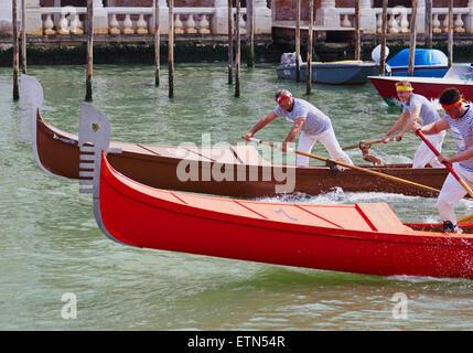 Zwei Teams Rennen in Richtung Ziellinie Gondeln auf dem Canal Grande Venedig Veneto Italien Europa Stockfoto