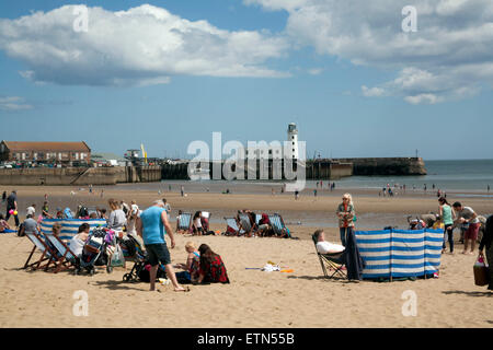 Urlauber am Strand South Bay Beach, Scarborough, Yorkshire England UK Stockfoto