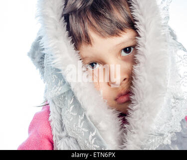 Porträt der jungen Mädchen mit pelzigen Kapuze Stockfoto
