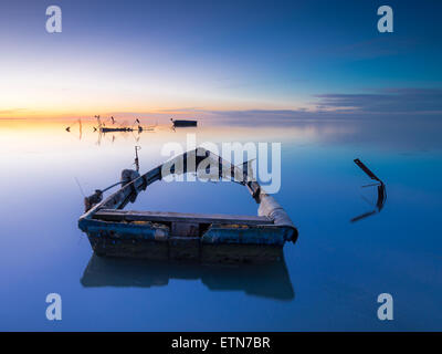 Verlassene Boot bei Dämmerung, Tarragona, Spanien Stockfoto