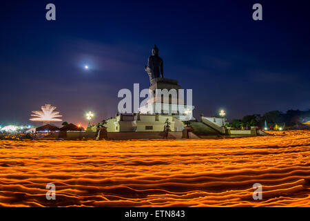 Kerze winken Ritual am Vesak Tag, Thailand Stockfoto