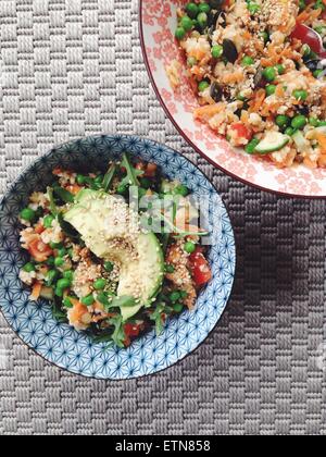 Salat mit Quinoa und avocado Stockfoto