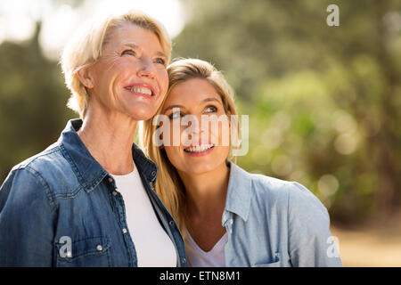 fröhliche Mutter und Tochter nachschlagen Stockfoto