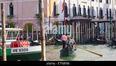 Traghetto überqueren den Canal Grande, wie eine Vaporetto-Fähre Venedig Veneto Italien Europa geht Stockfoto