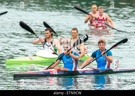 Mingetschewir, Aserbaidschan. 15. Juni 2015. Patrik Kucera (vorne links) und Jakub Spicar (rechts vorne) der Tschechischen Republik treten im K2 Herren Kajak Doppel 1000 m Finale der Kanu-Sprint bei den Baku 2015 europäischen spielen in Mingetschewir, Aserbaidschan, 15. Juni 2015. Bildnachweis: David Tanecek/CTK Foto/Alamy Live-Nachrichten Stockfoto