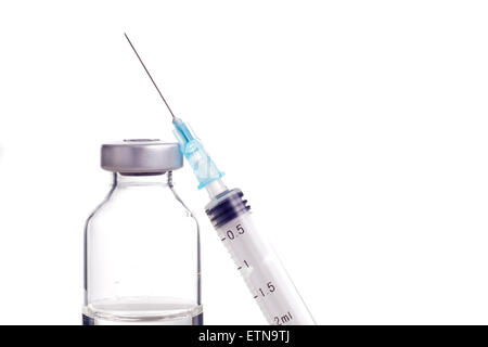 Medizin in Fläschchen mit Spritze, bereit für Impfstoff Injektion, Behandlung, Schmerztherapie und auch für eine il missbraucht werden Stockfoto