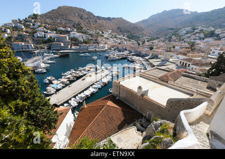 Panoramablick auf die Stadt und Hafen von Hydra, Saronische Inseln, Griechenland Stockfoto