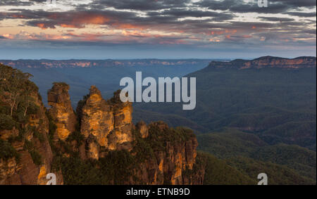 Drei Schwestern nach Sonnenuntergang, Blue Mountains Australien Stockfoto