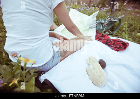 Nahaufnahme einer Frau sitzt auf einer Decke, Kartenlesen, Wyoming, USA Stockfoto