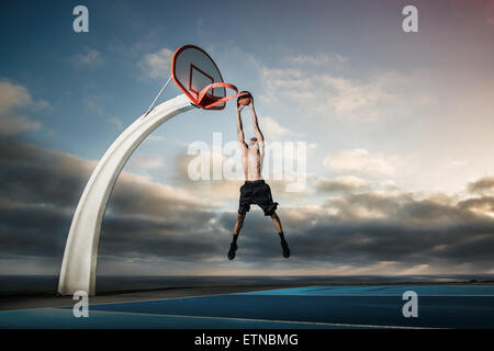 Junger Mann spielen Basketball in einem Park, Los Angeles, Kalifornien, USA Stockfoto