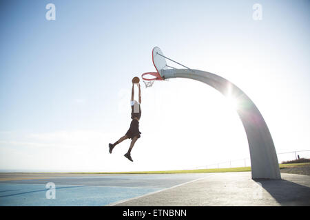 Junger Mann spielen Basketball in einem Park, Los Angeles, Kalifornien, USA Stockfoto