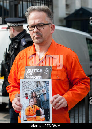 Arzt David Nicholl liefert eine Petition für die Freilassung von Shaker Aamer von Gauntanamo Bay Haft Zentrum zur Downing Street.  D: David Nicholl, Dr. David Nicholl Where: London, Vereinigtes Königreich bei: Kredit-17. März 2015: Peter Maclaine/WENN.com Stockfoto