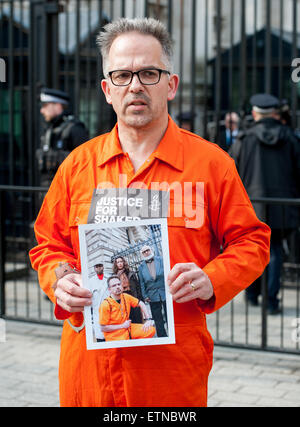 Arzt David Nicholl liefert eine Petition für die Freilassung von Shaker Aamer von Gauntanamo Bay Haft Zentrum zur Downing Street.  D: David Nicholl, Dr. David Nicholl Where: London, Vereinigtes Königreich bei: Kredit-17. März 2015: Peter Maclaine/WENN.com Stockfoto