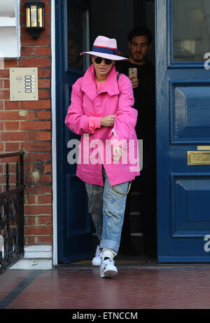 Rita Ora verlässt ihr Zuhause in eine atemberaubende rosa Jacke. Ritas Minder trug ihren neuen Welpen aus der Wohnung in einem Louis Vuitton Hund Träger Featuring: Rita Ora wo: London, Vereinigtes Königreich bei: Kredit-18. März 2015: Will Alexander/WENN.com Stockfoto