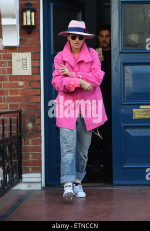 Rita Ora verlässt ihr Zuhause in eine atemberaubende rosa Jacke. Ritas Minder trug ihren neuen Welpen aus der Wohnung in einem Louis Vuitton Hund Träger Featuring: Rita Ora wo: London, Vereinigtes Königreich bei: Kredit-18. März 2015: Will Alexander/WENN.com Stockfoto