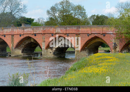 Das 15. Jahrhundert große Barford Brücke über den Fluss Ouse in große Barford, Bedfordshire, England an einem sonnigen Tag Stockfoto