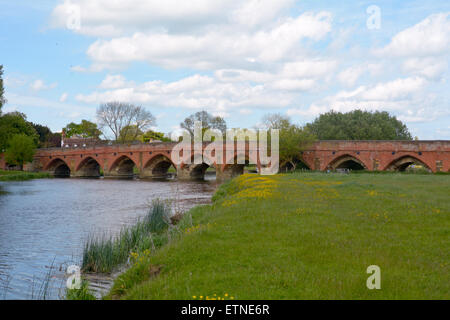 Das 15. Jahrhundert große Barford Brücke über den Fluss Ouse in große Barford, Bedfordshire, England an einem sonnigen Tag Stockfoto
