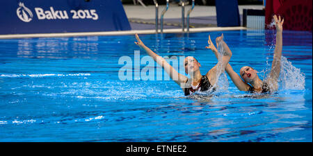 Baku, Aserbaidschan. 15. Juni 2015. Filenkova Valerya (L) und Daria Kulagina Russlands treten im Finale bei den European Games in Aserbaidschans Hauptstadt Baku Synchronschwimmen am 15. Juni 2015. Das russische Team gewann die Goldmedaille. Bildnachweis: Tofik Babayev/Xinhua/Alamy Live-Nachrichten Stockfoto