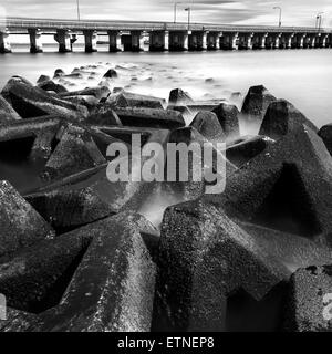 Wellenbrecher und Straße über das Meer unter bewölktem Himmel, Präfektur Kanagawa, Japan Stockfoto