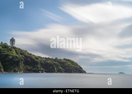 Insel Enoshima und seidige Wasser unter bewölktem Himmel, Präfektur Kanagawa, Japan Stockfoto