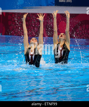 Baku, Aserbaidschan. 15. Juni 2015. Filenkova Valerya (L) und Daria Kulagina Russlands konkurrieren im Synchronschwimmen Finale der European Games in Aserbaidschans Hauptstadt Baku am 15. Juni 2015. Das russische Team gewann die Goldmedaille. Bildnachweis: Tofik Babayev/Xinhua/Alamy Live-Nachrichten Stockfoto