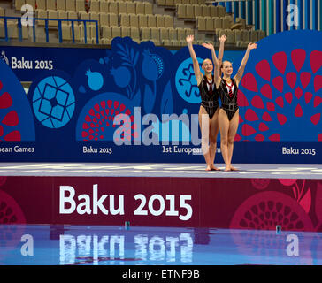 Baku, Aserbaidschan. 15. Juni 2015. Filenkova Valerya (L) und Daria Kulagina Russland Welle nach dem Synchronschwimmen bei den European Games in Aserbaidschans Hauptstadt Baku am 15. Juni 2015. Das russische Team gewann die Goldmedaille. Bildnachweis: Tofik Babayev/Xinhua/Alamy Live-Nachrichten Stockfoto