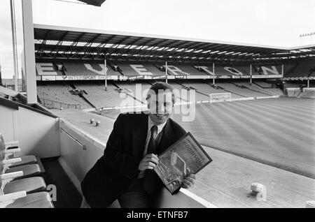 Ken Rogers, Buch starten, hundert Jahre Goodison Herrlichkeit, das offizielle Centenary History, Fototermin im Goodison Park, Heimat des FC Everton Football Club, 24. August 1992. Stockfoto