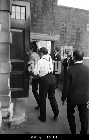 In Marylebone Polizeigericht wurden heute Donovan Leitch und sein musikalischer Leiter Dave Mills (bekannt als Gypsy Dave) £250 auf Drogeaufladungen verurteilt. Im Bild: Donovan Leitch. 28. Juli 1966. Stockfoto