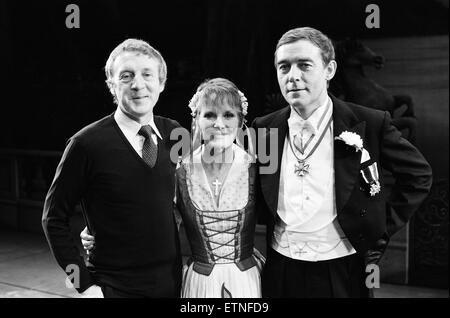 "The Sound of Music" erscheint nun im Apollo-Theater in London. Abgebildet ist Petula Clark als Maria und Michael Jayston als Kapitän Von Trapp mit dem Produzenten Ross Taylor. 4. August 1981. Stockfoto