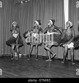 Sierra Leone-Tanzgruppe Proben an der London University Girls Herberge für das Commonwealth Arts Festival in der Royal Albert Hall nächste Woche stattfinden wird im Bild Samstag, 11. September 1965. Stockfoto