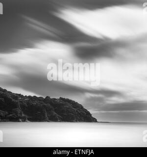 Insel Enoshima und seidige Wasser unter bewölktem Himmel, Präfektur Kanagawa, Japan Stockfoto