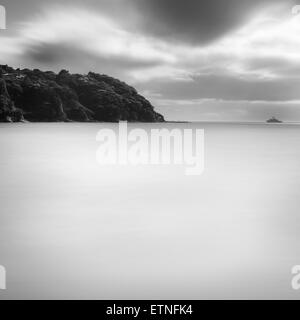 Insel Enoshima und seidige Wasser unter bewölktem Himmel, Präfektur Kanagawa, Japan Stockfoto