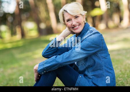 elegante senior Frau sitzen im freien Stockfoto