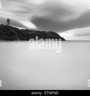 Insel Enoshima und seidige Wasser unter bewölktem Himmel, Präfektur Kanagawa, Japan Stockfoto